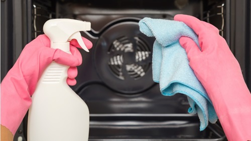 oven reinigen met spray en doekje